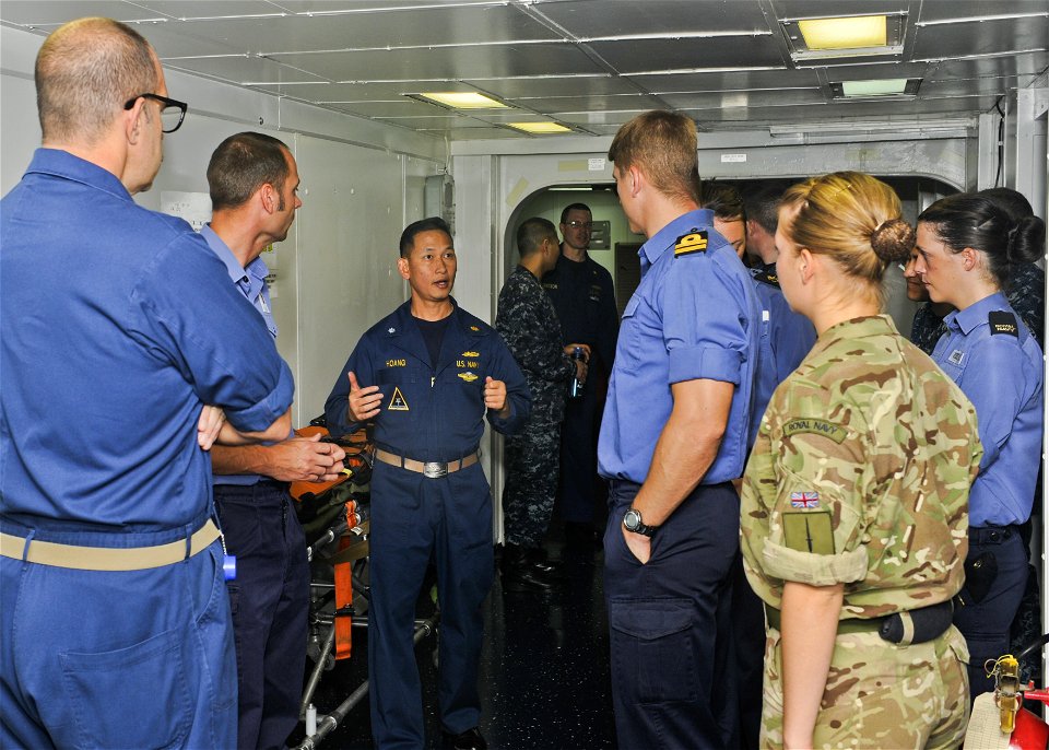 USS BOXER (LHD 4) 131116-N-OQ305-002 (11066006936)