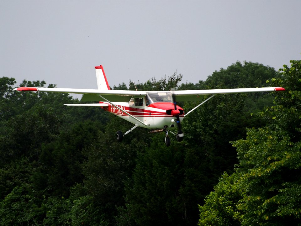 PH-SKB Reims F172N Skyhawk II at Hilversum Airport (ICAO EHHV) photo1