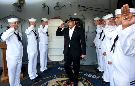 Malaysian minister of defense visits USS Lake Erie 140113-N-IU636-109