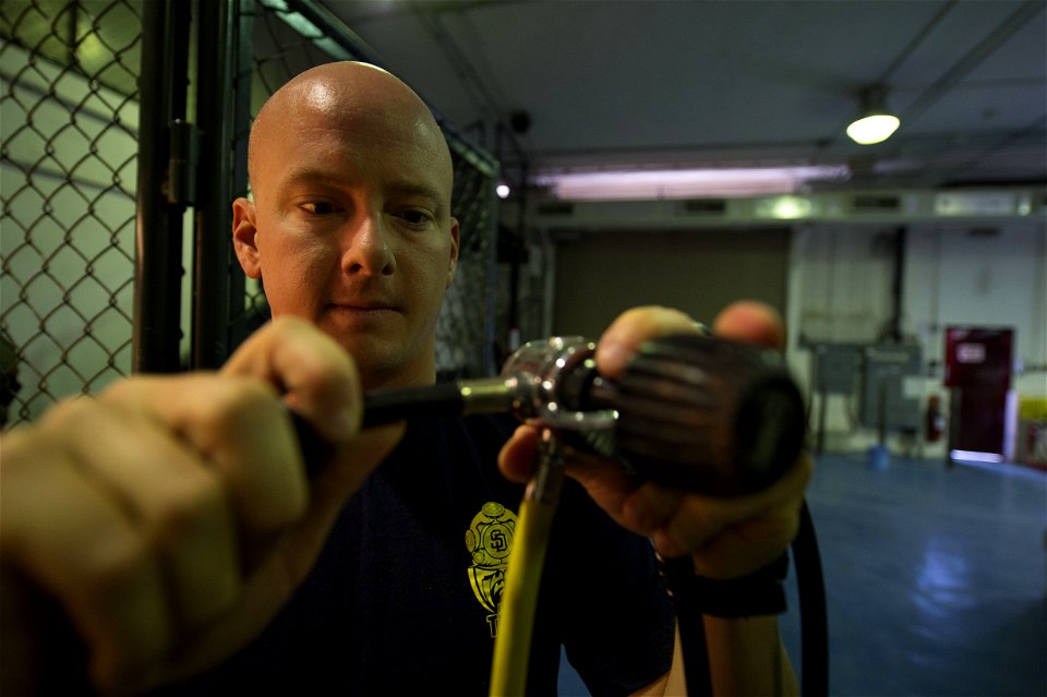 Maintenance on Dive Regulator 131009-N-OM642-068