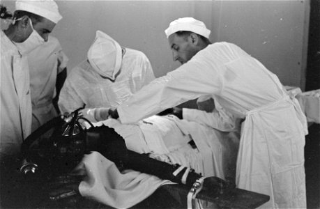 Palembang Gewondenverzorging in het Militair Hospitaal Chirurgen aan het werk, Bestanddeelnr 3892