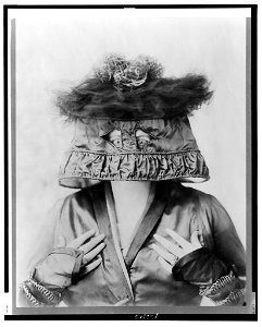 Marie Dressler, head-and-shoulders portrait, facing front, wearing lamp shade style hat on her head LCCN00650789 photo