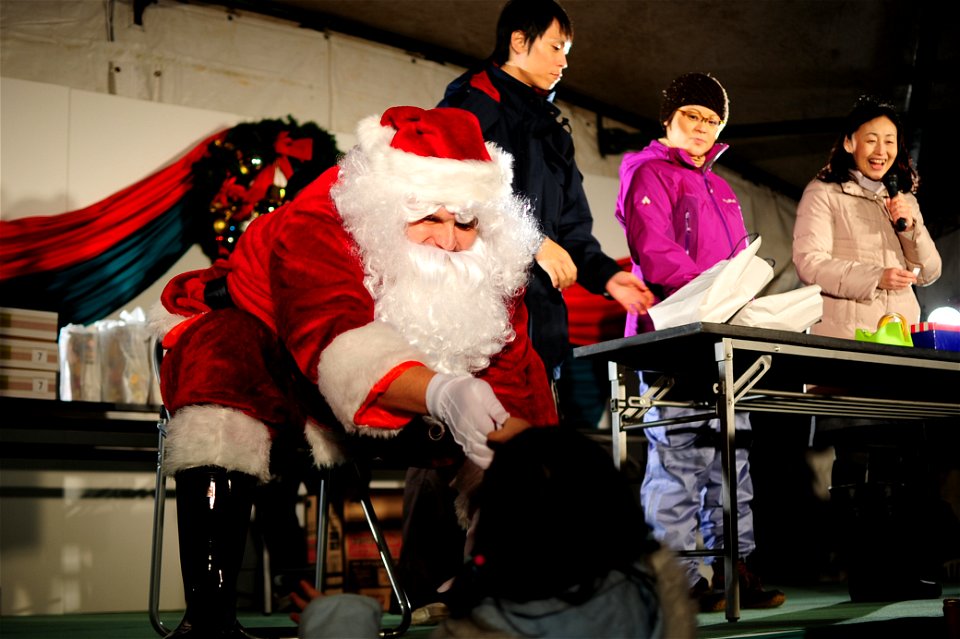 Misawa Sailor Brings Holiday Spirit to Japanese 161203-N-EC644-001