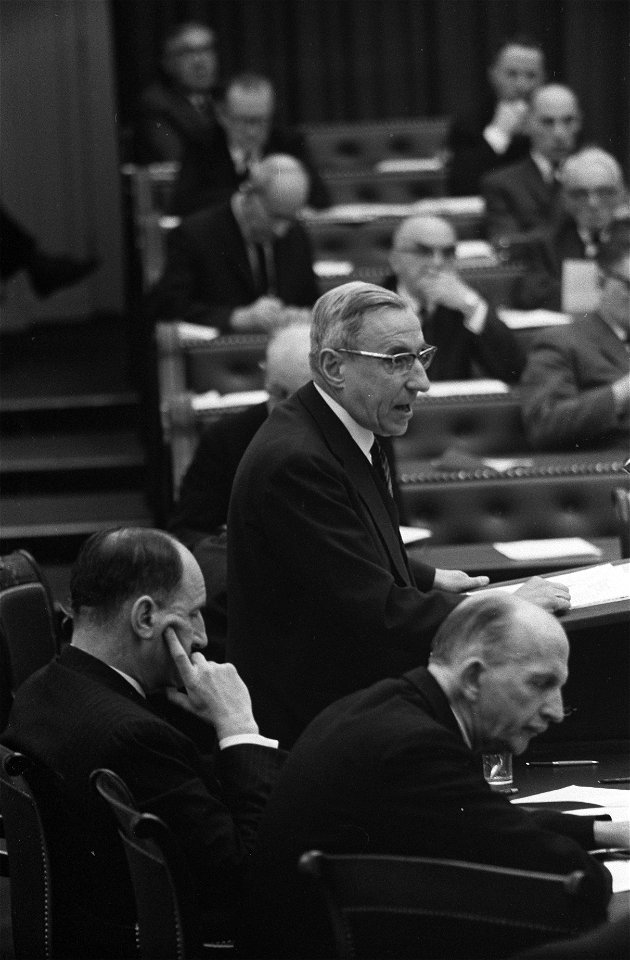 TV-kwestie Bidault in Tweede Kamer . Minister-President De Quay antwoord namens , Bestanddeelnr 914-9250