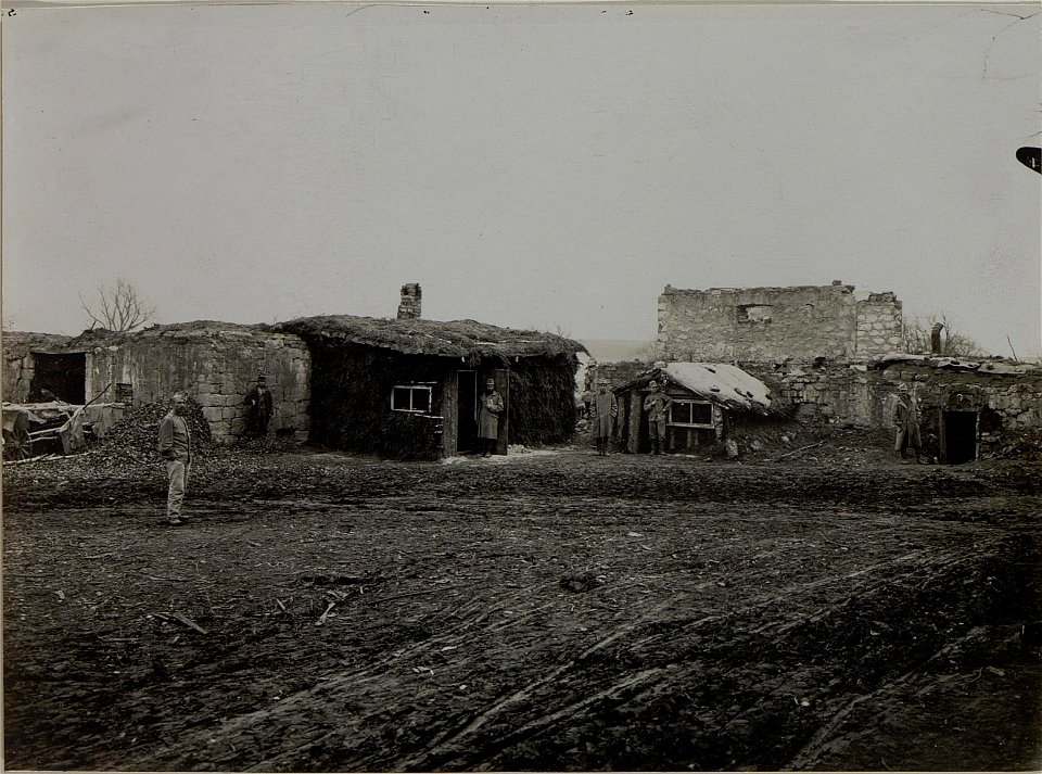 Mannschaftsquartiere aus Ruinen. Palykrowi, 3.XI.1915. (BildID 15454090)