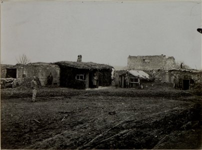 Mannschaftsquartiere aus Ruinen. Palykrowi, 3.XI.1915. (BildID 15454090)