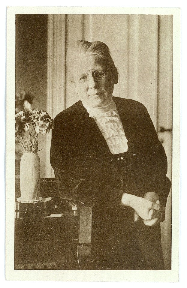Nina Bang standing, large