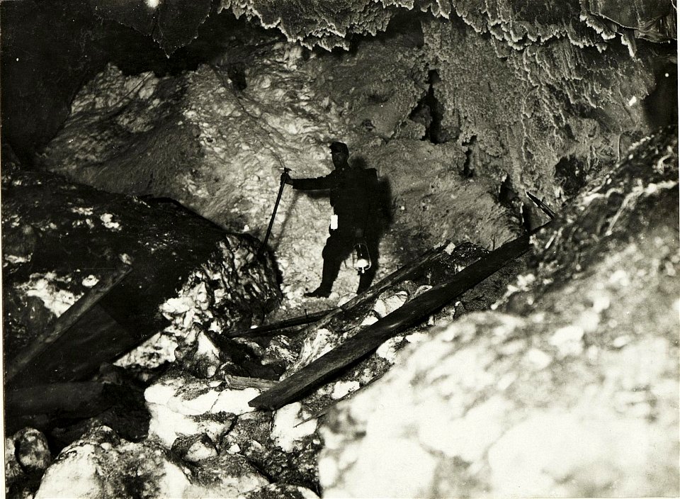 Marmolatagletscher, mit Resten einer eingedrückten Unterkunftshütte. (BildID 15419268)