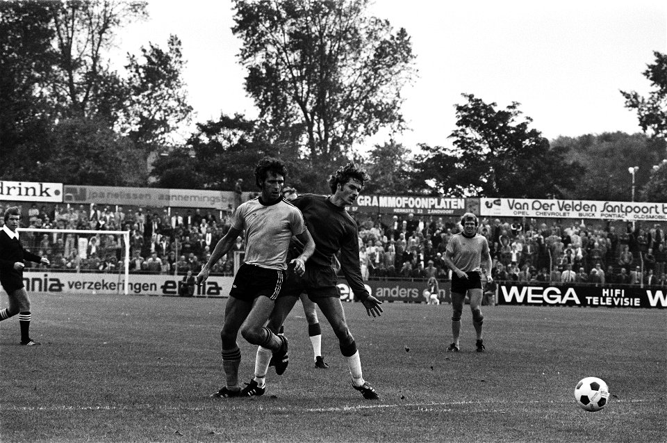 Haarlem tegen Roda JC. Roda JC-spits Dick Nanninga in duel met Haarlems voorstop, Bestanddeelnr 929-9157