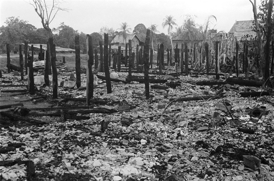 Palembang Doesoen Teloek. Ook de kampongwoningen werden door de TNI boven de ho, Bestanddeelnr 338-3-2