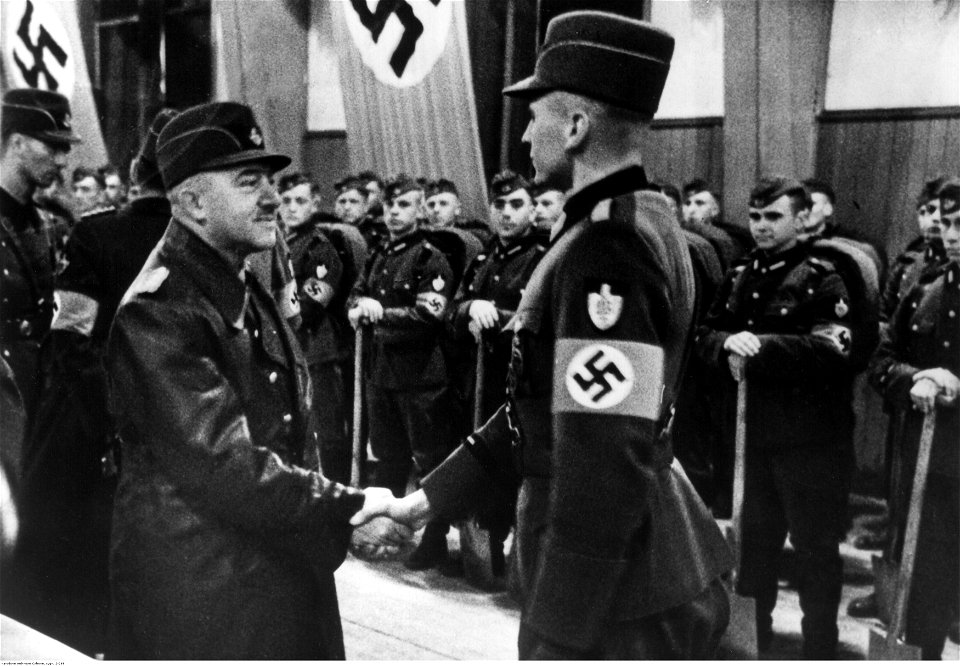 Konstantin Hierl wręcza odznaczenia za budowę wału obronnego (2-269)