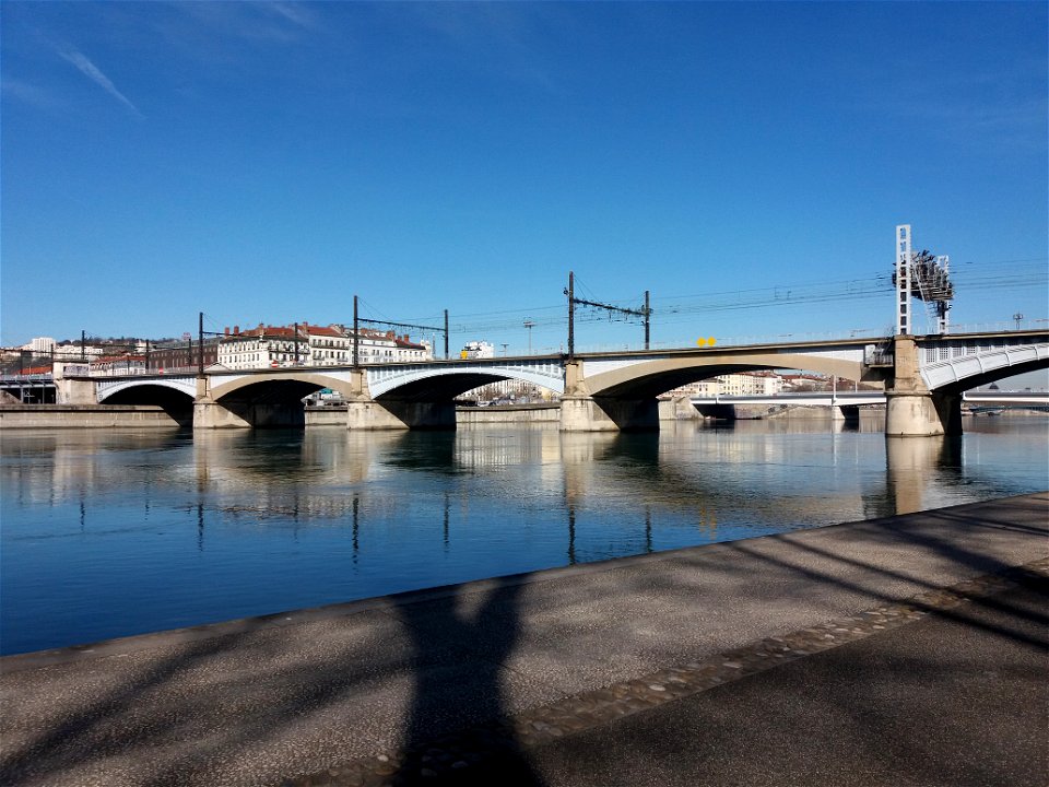 Lyon 7e - Viaduc de Perrache, depuis les Berges du Rhône, en regardant vers l'amont