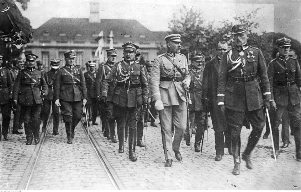 Józef Piłsudski z oficerami Wojska Polskiego (22-518)