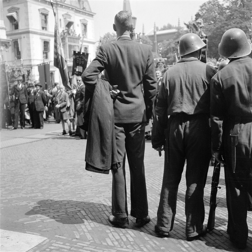 Paleis Noordeinde op de rug gezien rechercheur van veiligheidsdienst van de ko, Bestanddeelnr 900-4998