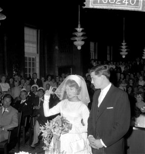 Huwelijk Anneke Gronloh met Wim Jaap van de Laan , het bruidspaar, Bestanddeelnr 916-8240