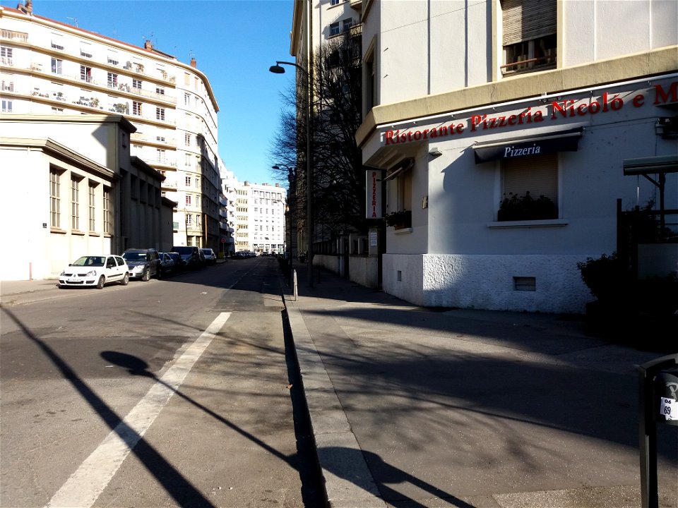 Lyon 7e - Rue Raoul Servant, section entre l'avenue Berthelot et la place Jean Macé