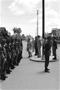 Palembang. Y-Brigade generaal Kruls inspecteert op straat een erewacht. van …, Bestanddeelnr 4993