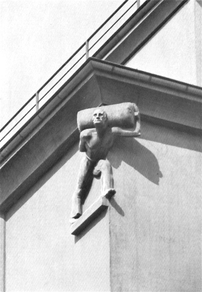 Magdeburg Sinnbild der Hafenumschlagarbeit Sackträger als Giebelfigur am Hafensilo