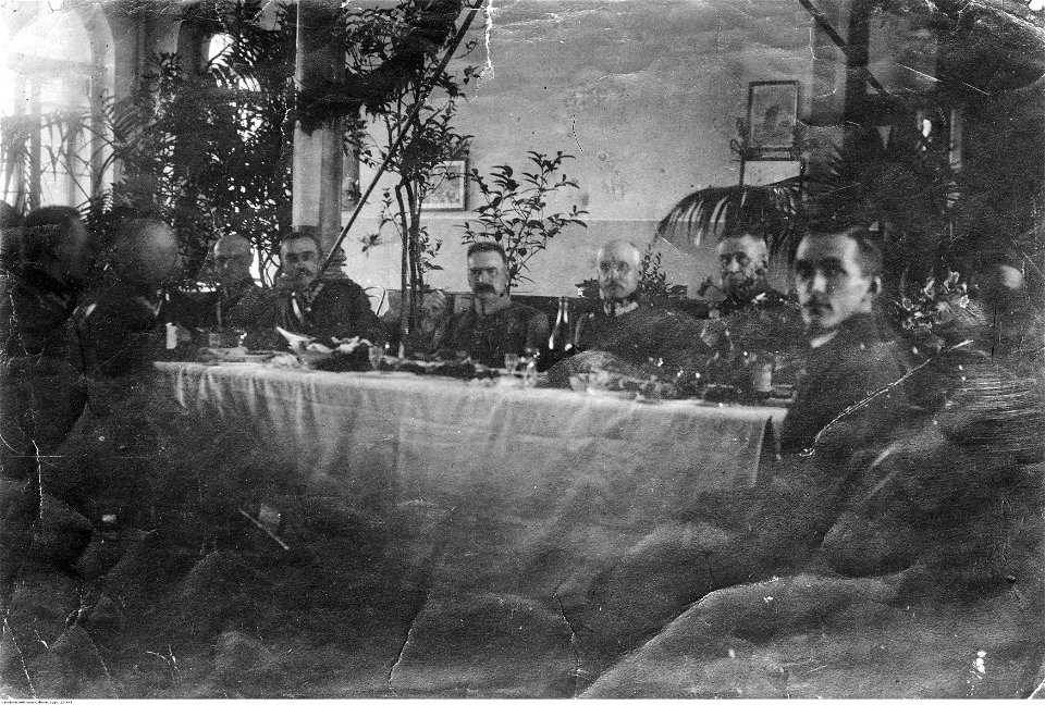 Józef Piłsudski podczas posiłku z oficerami (22-443)