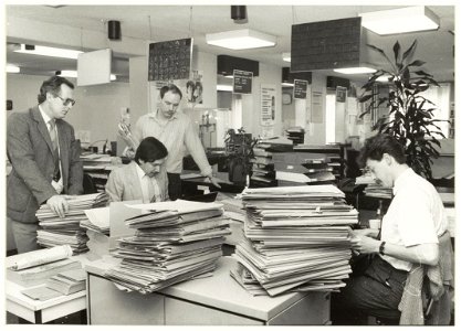 Personeel aan het werk bij de kamer van Koophandel. NL-HlmNHA 54015502