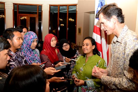 Break the fast with YES Exchange Students at the Ambassador Blake’s Residence (19019583836)