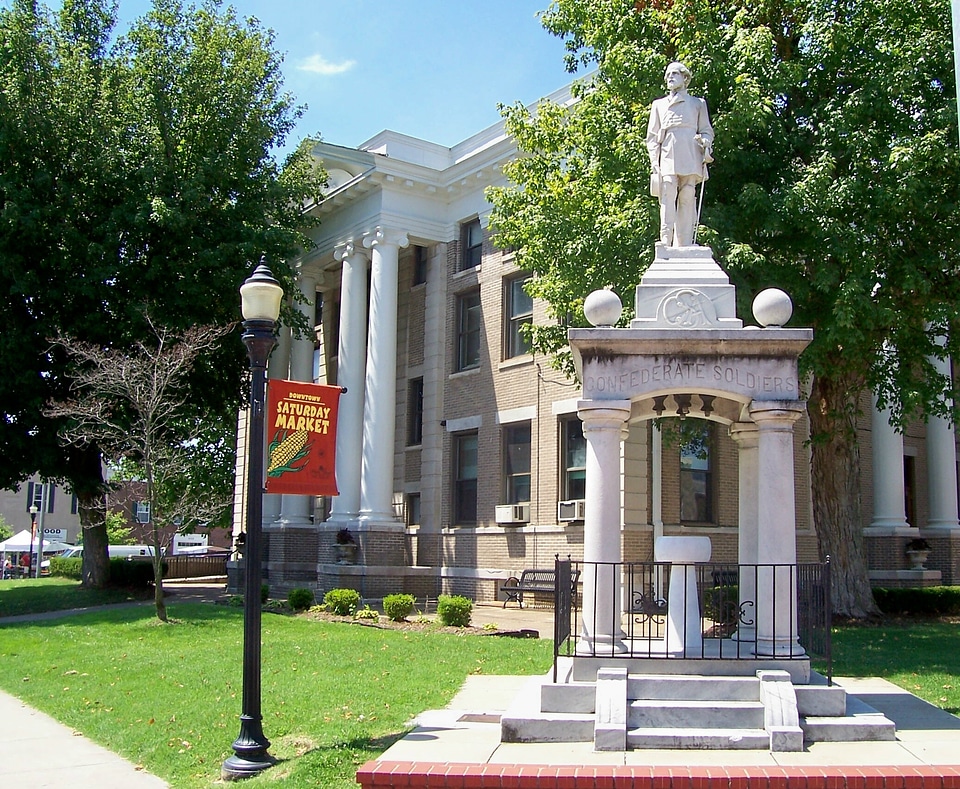 Monument honoring the Confederate soldiers in Murray, Kentucky
