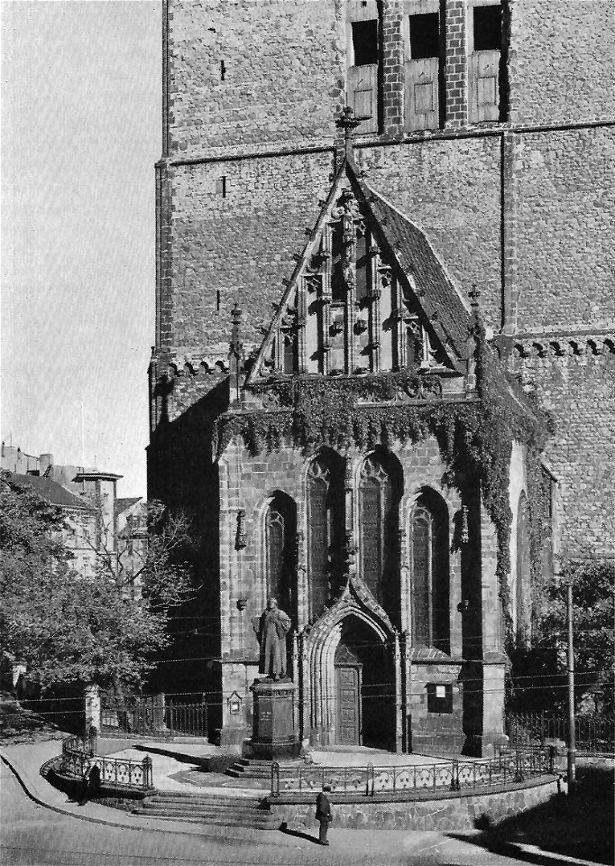 Magdeburg Turmfront der St-Johannis-Kirche mit dem Rundbogenfries, der bei der ehemaligen Basilika als Hauptgesims des Mittelschiffs weiterlief