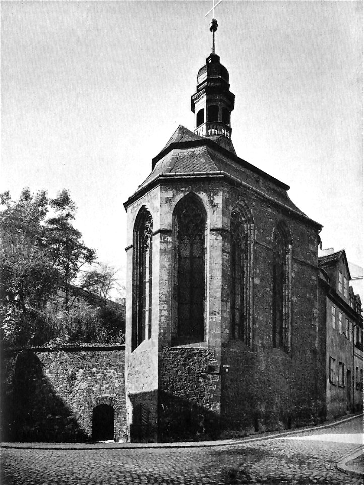 Magdeburg Die Magdalenenkapelle, hinter der der Hunnenturm stand (Links an der Futtermauer ist der Ansatz eines Schwibbogens zu erkennen, der zur Albrechtschen Mauer hinüberführte)