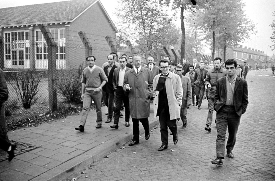 Personeel Bata Schoenfabrieken te Best in staking. Buitenlandse arbeiders zijn s, Bestanddeelnr 920-7749