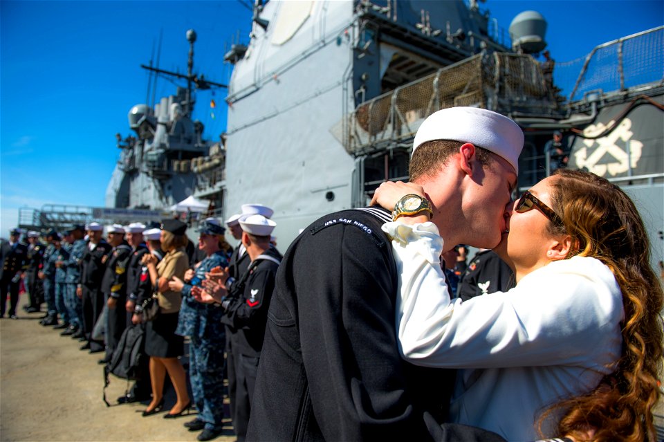 Makin Island ARG returns from deployment 150225-N-BD107-490