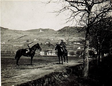 Major Perwanger, rechts ein berittener Gendarm, der in Russland die operativen Akten des Kommandos mit sich trug, damals Kommandant der sogenannten Taschenpatrouille des Stabszuges. (BildID 15584361)