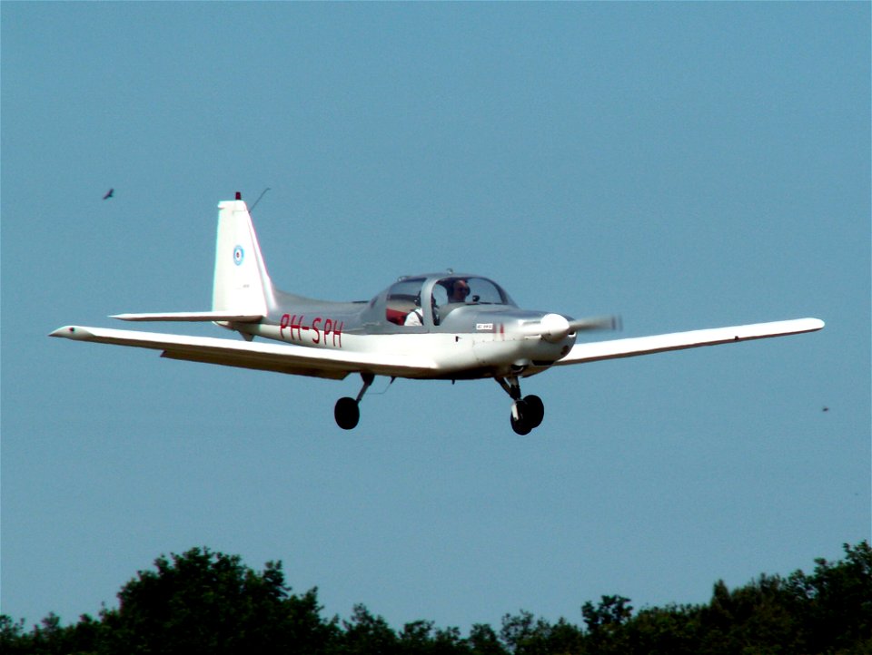 PH-SPH Grob G-115 landing at Seppe