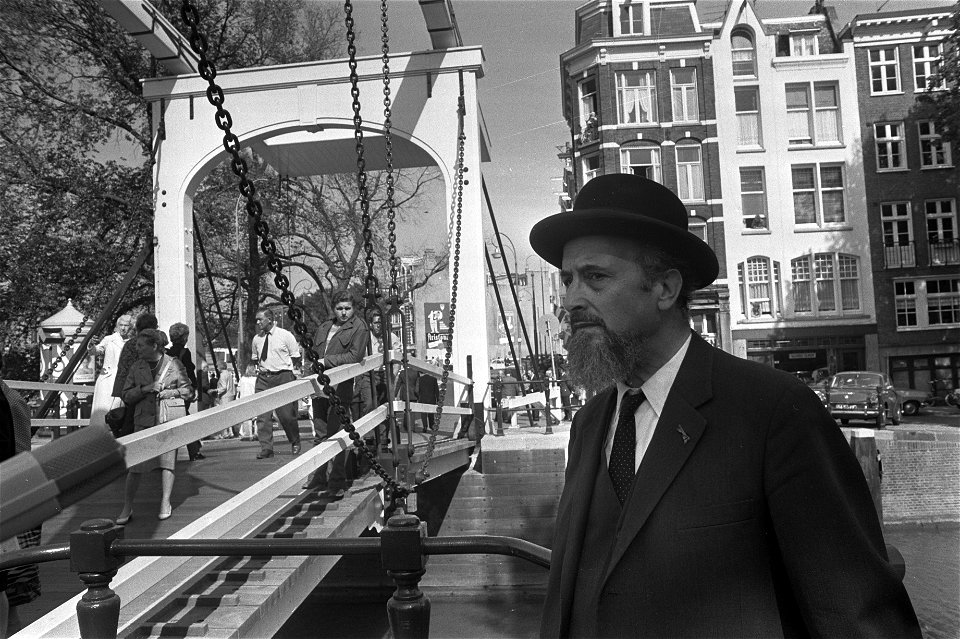 Plaquette onthuld ter nagedachtenis van Walter Suskind nieuwe houten brug over N, Bestanddeelnr 925-8433