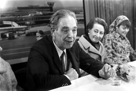 Persconferentie op Schiphol van de heer J. Besjes die in het Braziliaanse vlieg…, Bestanddeelnr 923-0587