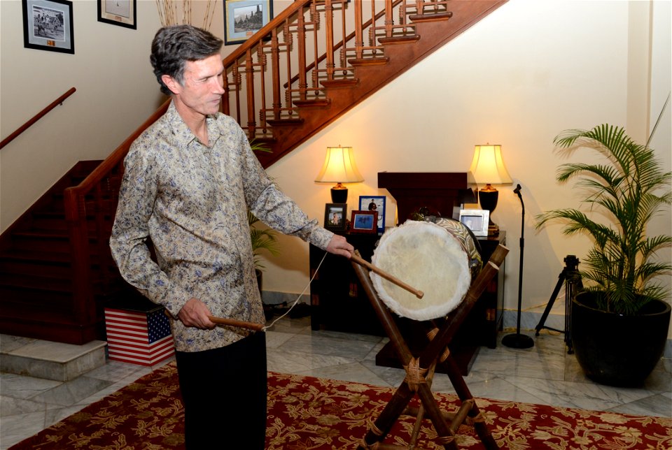 Break the fast with YES Exchange Students at the Ambassador Blake’s Residence (18857926380)