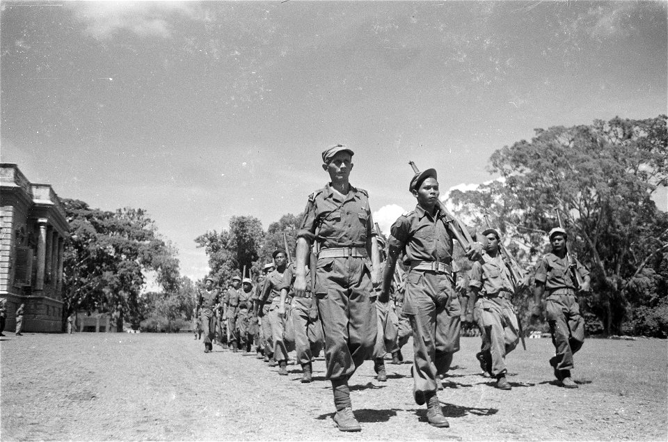 Paleistuin Buitenzorg. Parade van KNIL eenheid, Bestanddeelnr 97-2-1