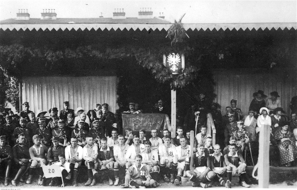 Józef Piłsudski z piłkarzami (22-570)