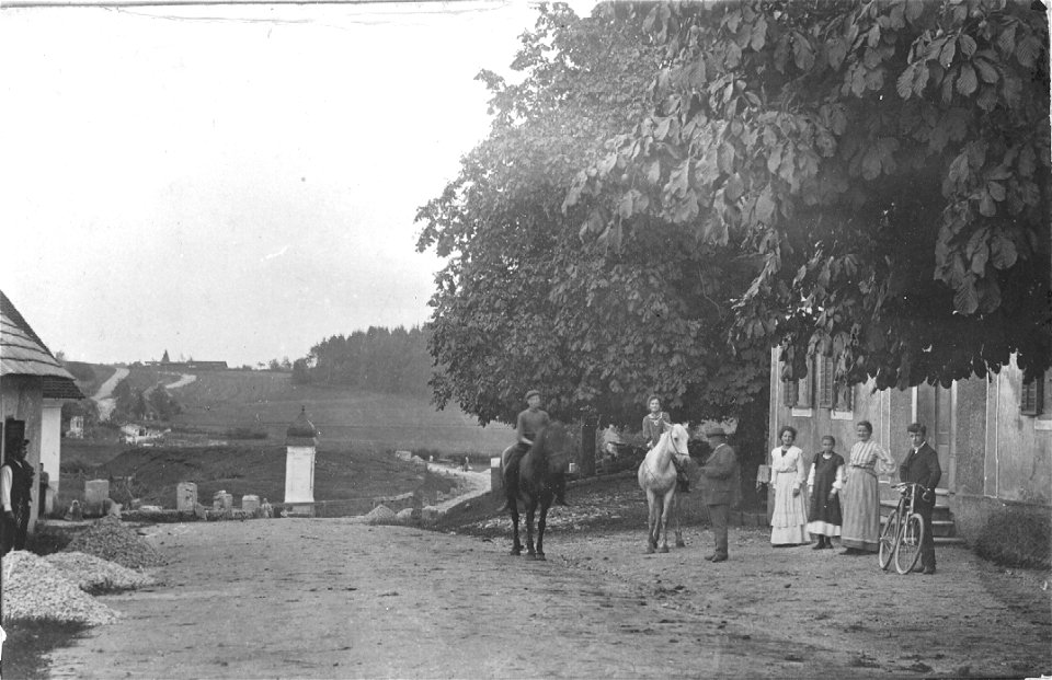 Moška in ženska pražnja noša.