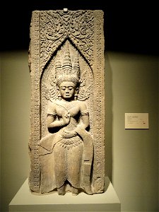 Pillar fragment with a Heavenly Maiden, Cambodia, post-Bayon style, late 13th to 14th century - Nelson-Atkins Museum of Art - DSC09164