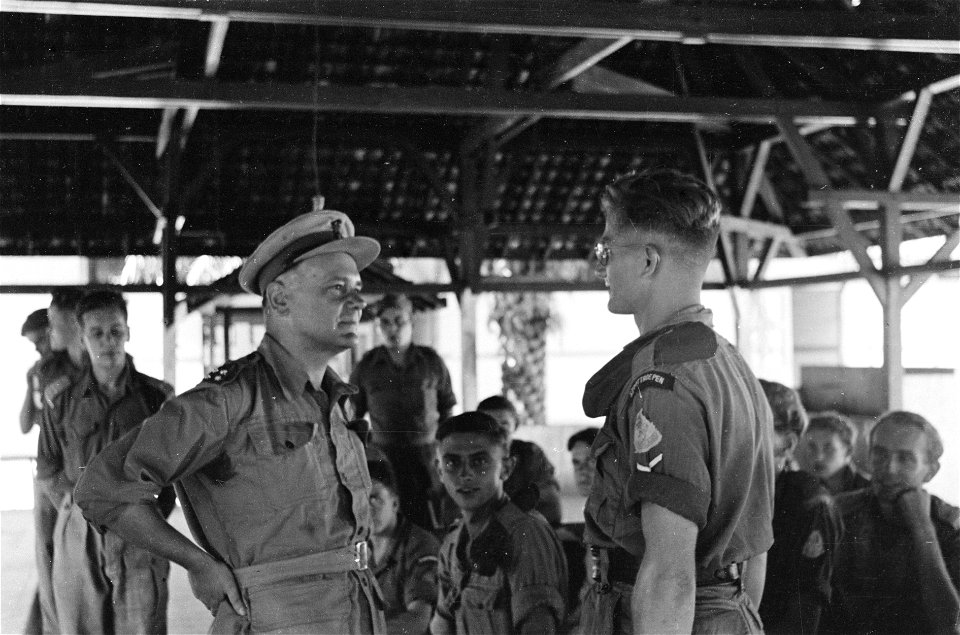 Palembang. Y-Brigade generaal Kruls spreekt met een soldaat 1e klas van een b, Bestanddeelnr 4987
