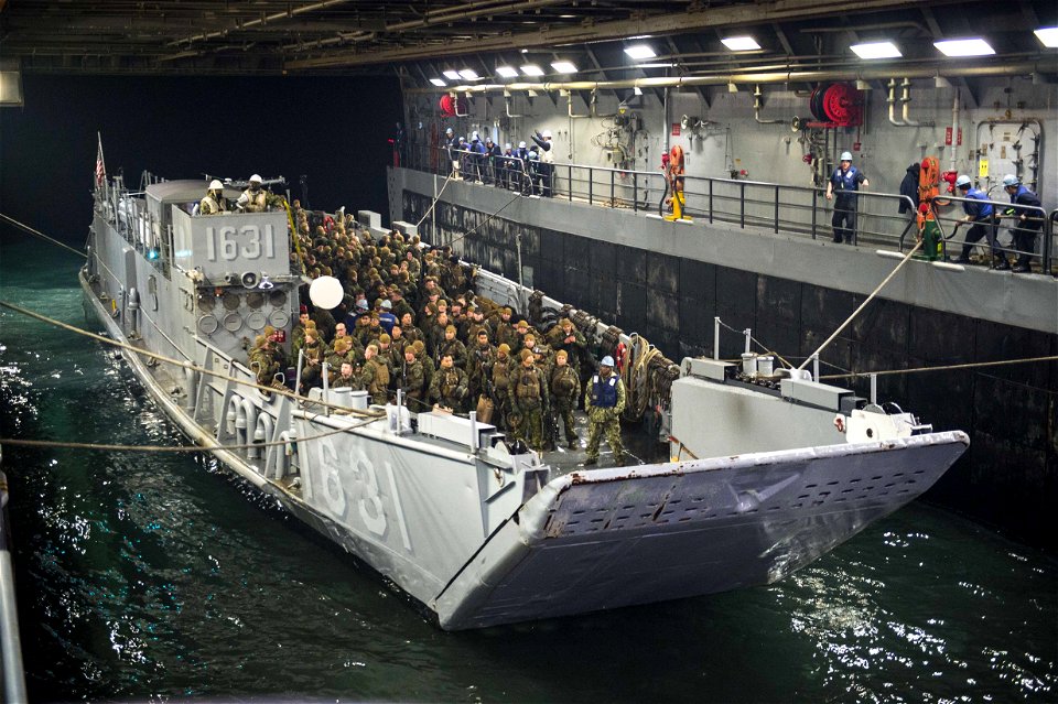 Marines disembark LCU 1631 150401-N-EI510-093