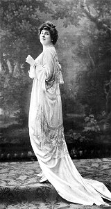Mlle Jeanne Ziziane habillée par Redfern cropped