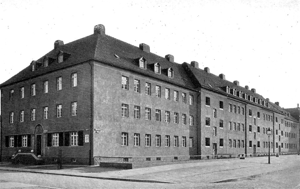 Magdeburg Wohnhausgruppe für 30 Familien an der Hindenburgstraße mit Eingang zum Westernplan, Magdeburg-Wilhelmstadt