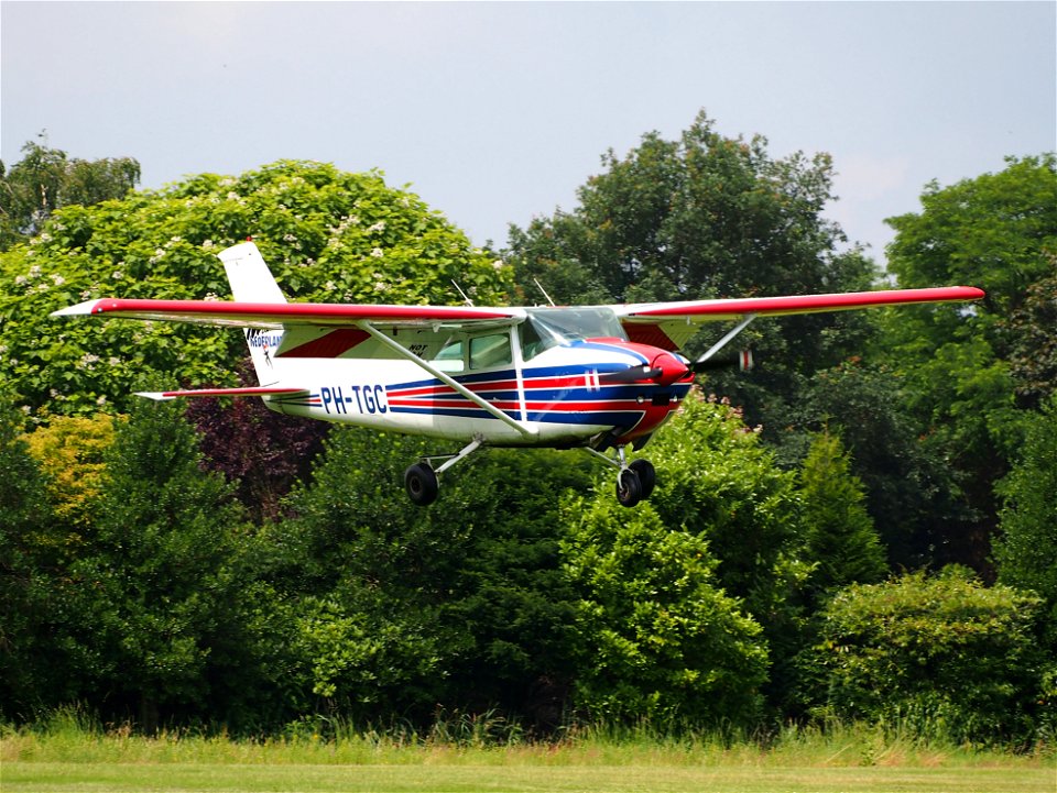 PH-TGC (ex PH-AXS), Cessna 182R Skylane II, landing at Hilversum Airport (ICAO EHHV), photo2