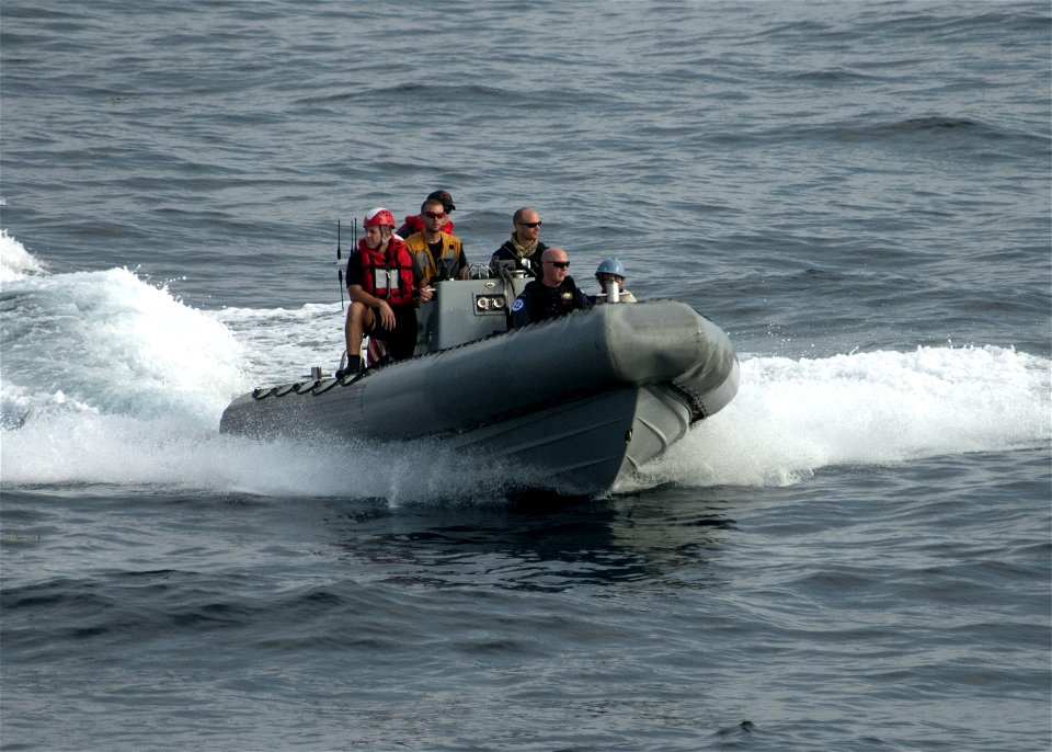 Martillo 120803-N-NL541-384
