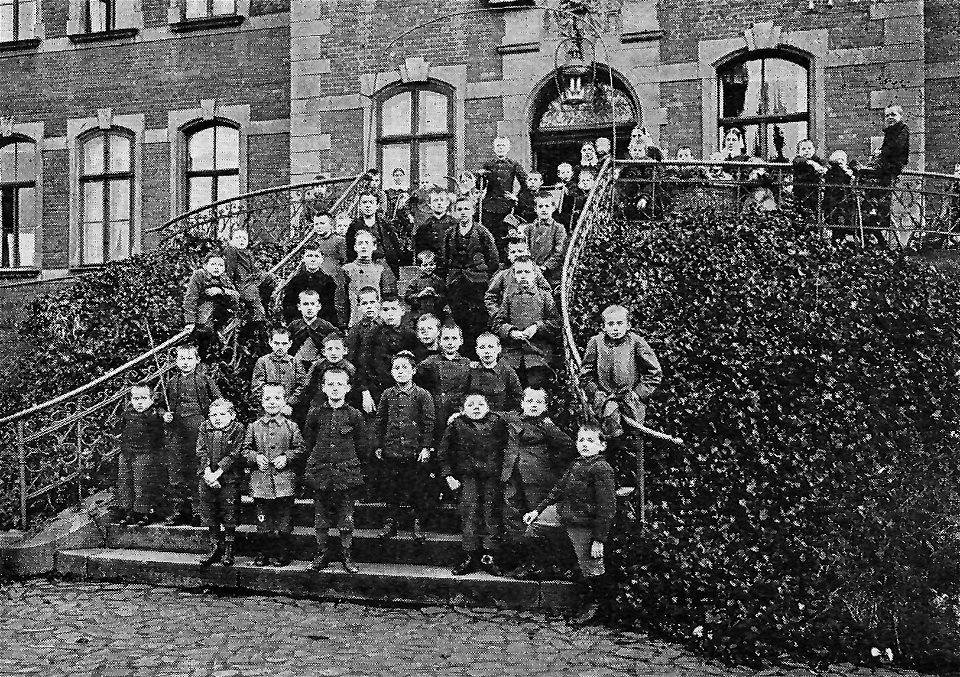 Magdeburg Kindergruppe vor dem Samariterhaus