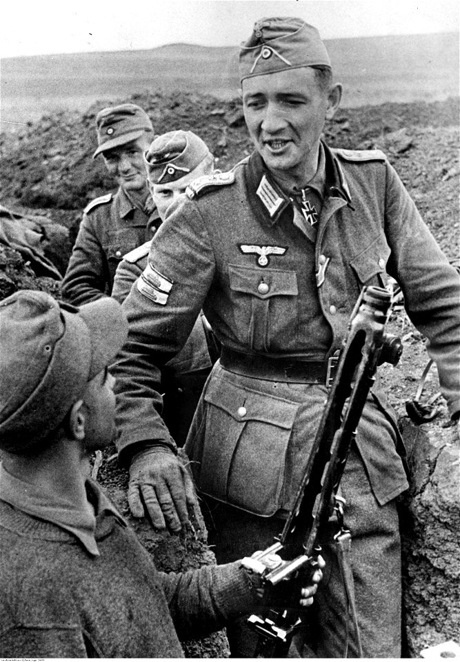 Kapitan Helmuth Ott podczas sprawdzania broni na pierwszej linii frontu wschodniego. (2-683)