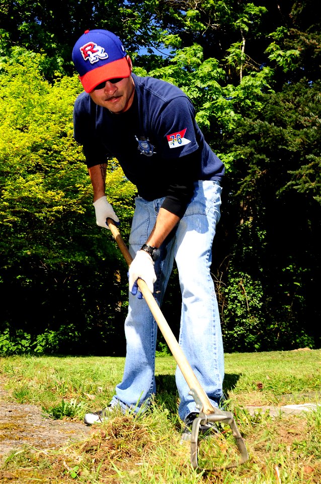 Maintaining Washington State Veterans Home Cemetery 120511-N-AV746-200
