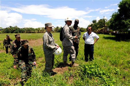 Mission Commander Speaks With Nicaraguans During Continuing Promise 2008 DVIDS109447 photo