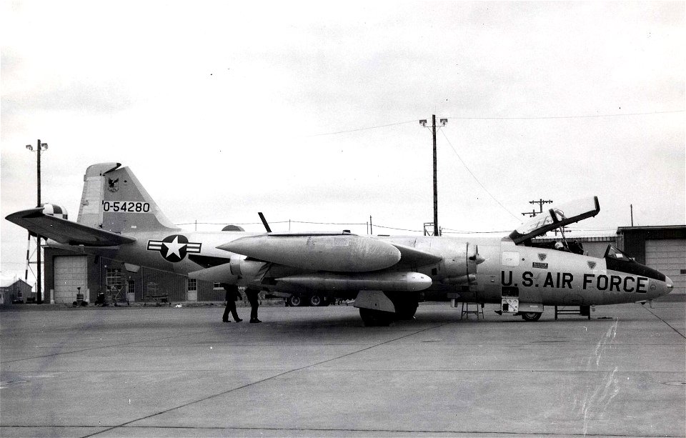 Martin EB-57E Canberra side view (SN 55-4280) 061031-F-1234P-014